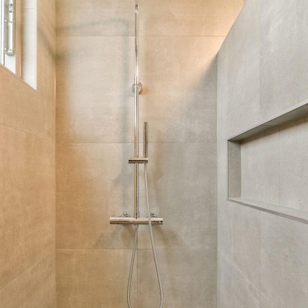 Badkamer met betonlook tegels in Almere